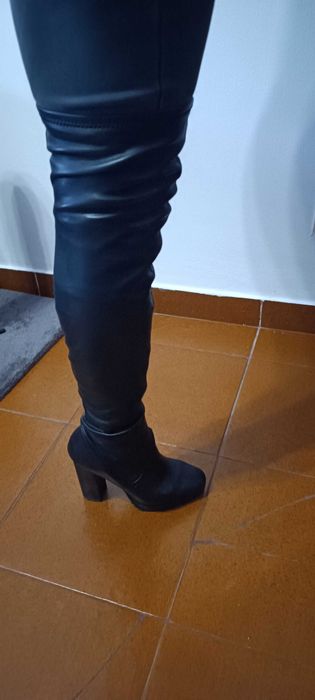 Bota preta alta mulher