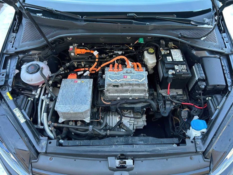 Volkswagen e-Golf      2018