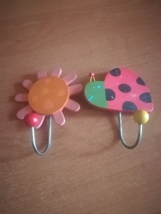 Для одежды детские крючки.