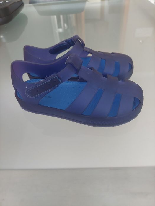 Sandálias Zippy de borracha azul