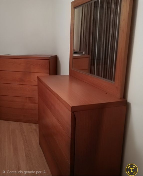 Vendo cómoda com espelho e camiseiro 7 gavetas.