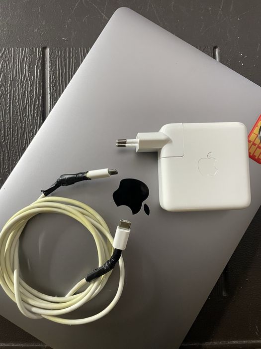 Продам MacBook Pro 2020 8gb/256gb Intel i5