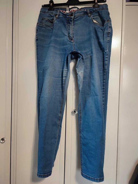 Niebieskie jeansy