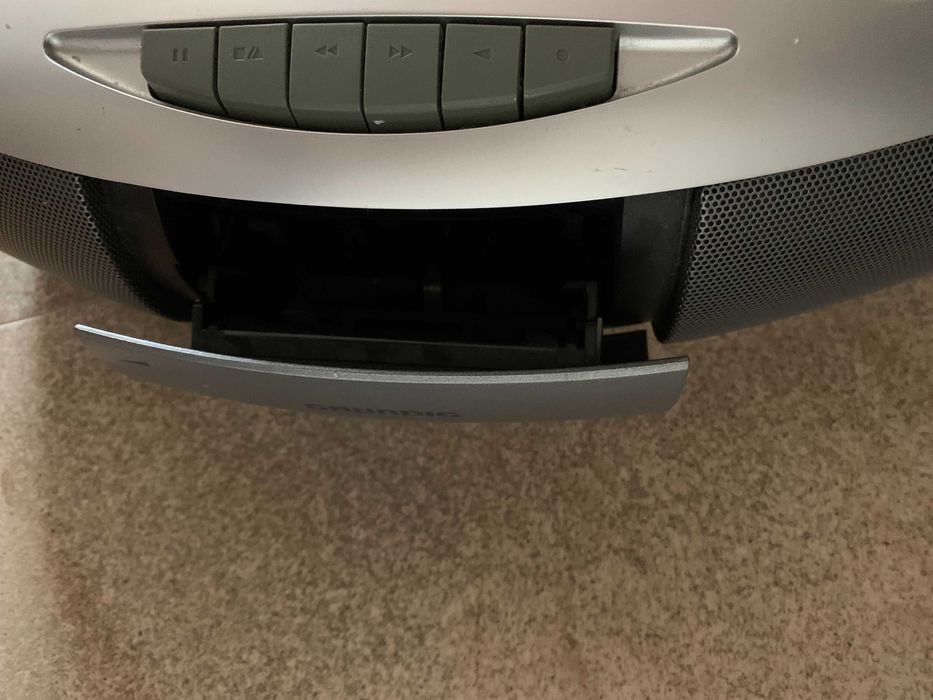 Radiomagnetofon z CD i kieszenią na kasetę