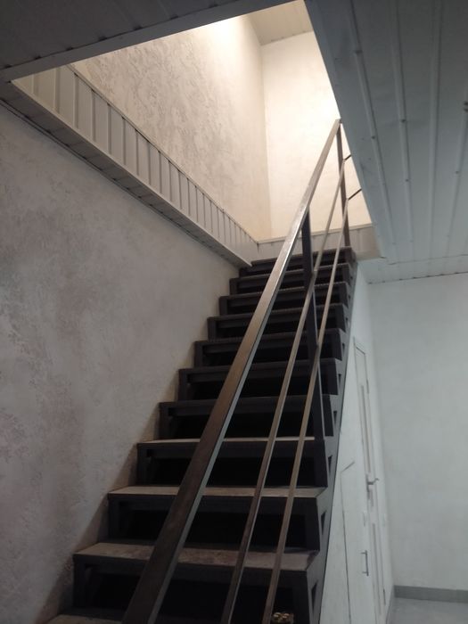 Оренда Магазину другий поверх частина першого