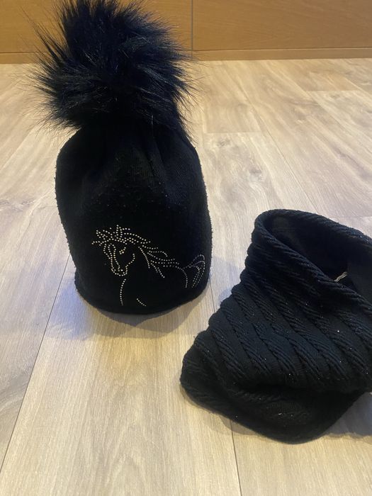 Czapka czarna z pomponem