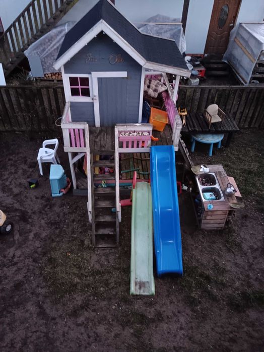 Domek ogrodowy z piaskownica zjeżdżalnia i wspinaczka