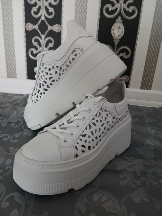 Piekne biale snikersy skóra  rozm.38