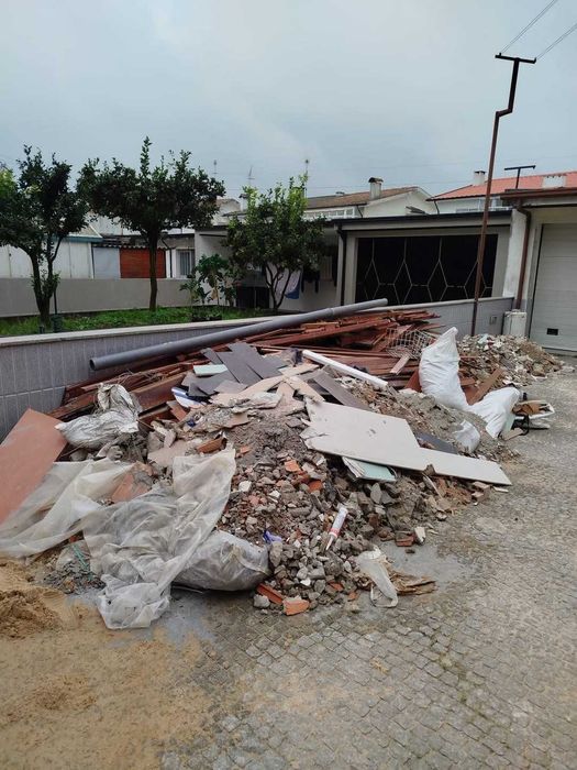 Remoção de entulhos lixos madeiras entre outros serviços
