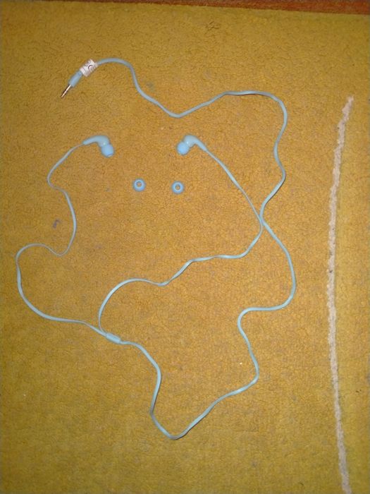 Niebieskie słuchawki z kablem.