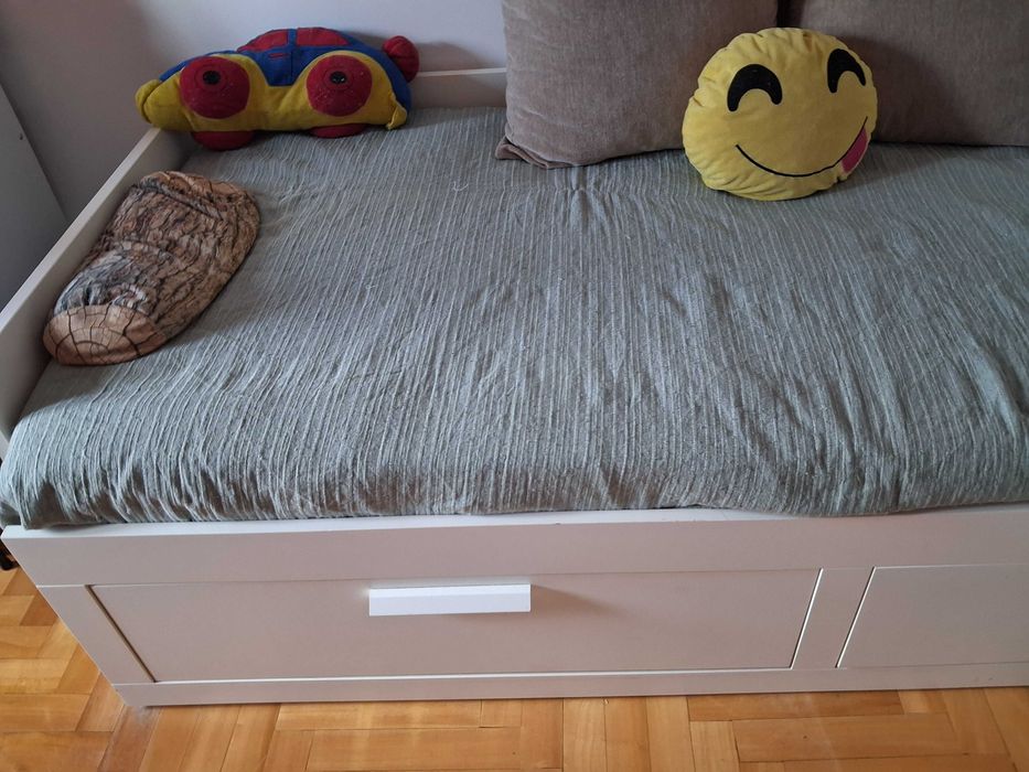 Cama Individual/Dupla Branca com 2 Gavetas.  Medidas: 80 x 200 cm.  2 gavetas espaçosas para arrumação.