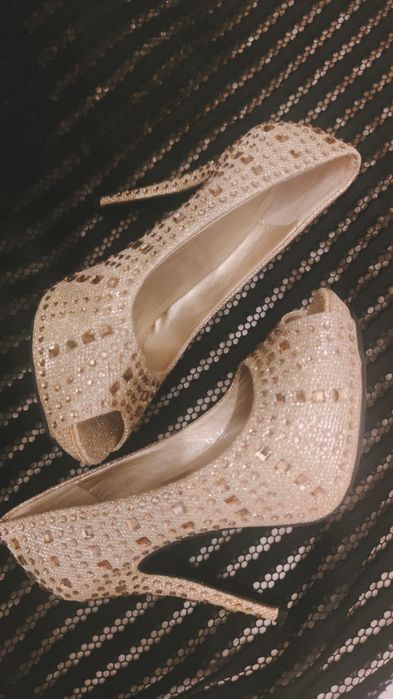 Złote szpilki z ozdobnymi cekinami