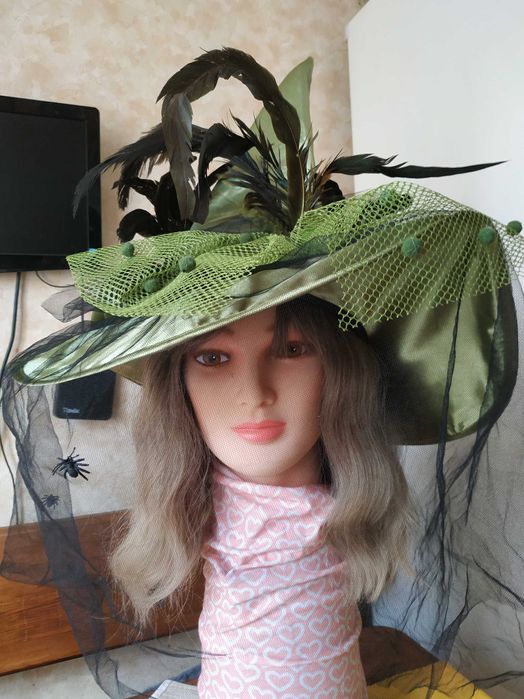 Розкішний зелений капелюх відьми з чорною вуаллю з павуками та пір'ям