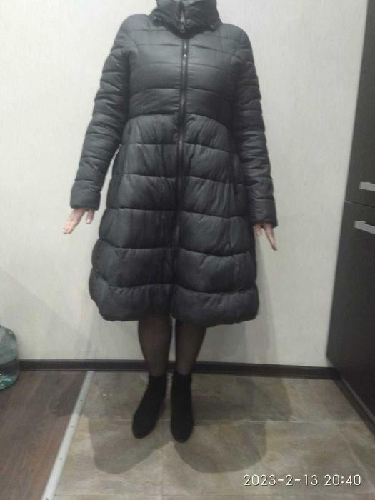 Легке стьобане демісезонне пальто чорного кольору.