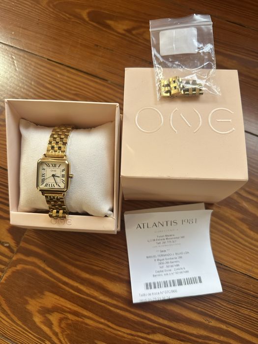 Relógio dourado ONE