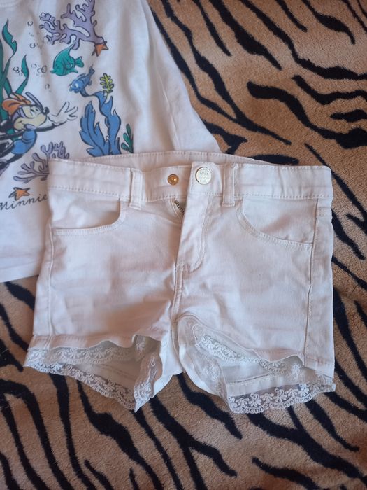 Продам фирменный костюм на девочку белые шорты футболка H&M Disney