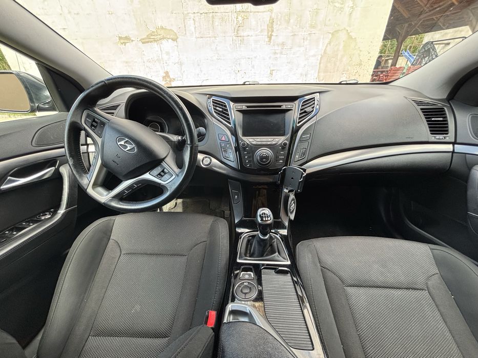 Hyundai i40 Kombi 1.6 Benzyna 2012 | Navi | Kamera | Hak | Czujniki