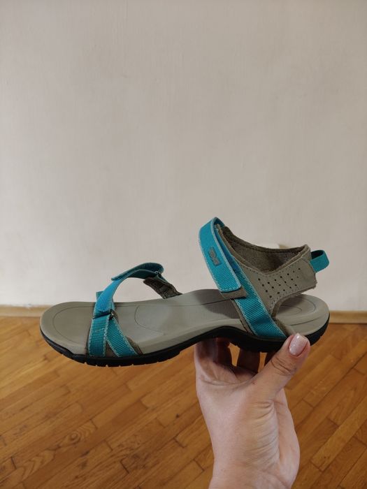 Віддам жіноче взуття.В гарному стані.