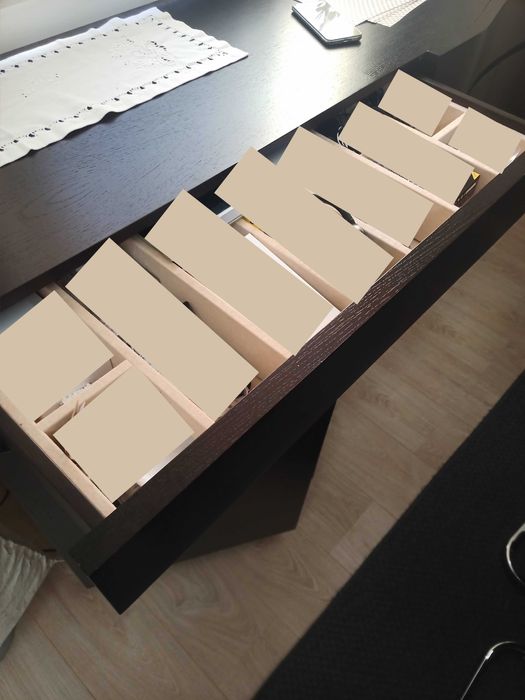 Aparador Wenge c/ linhas modernas e bastante arrumação