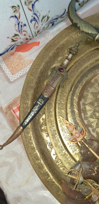 Marroquinaria já muito antiga . Pratos de cobre e facas marroquinas