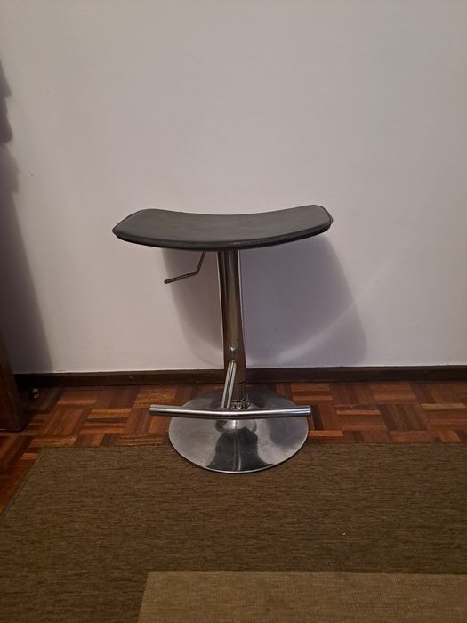 Banco giratório e ajustável em altura