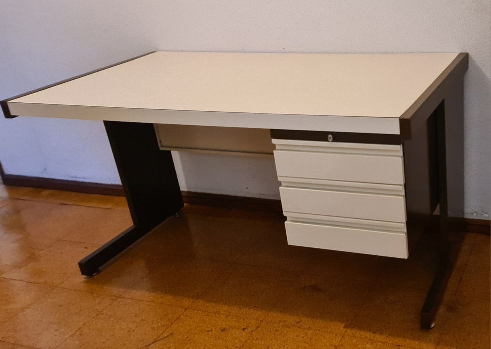 Secretária com 3 gavetas.64739506324482120