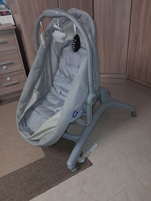 Baby Hug 4 em 1 está equipado com um arco eletrónico de brinquedos