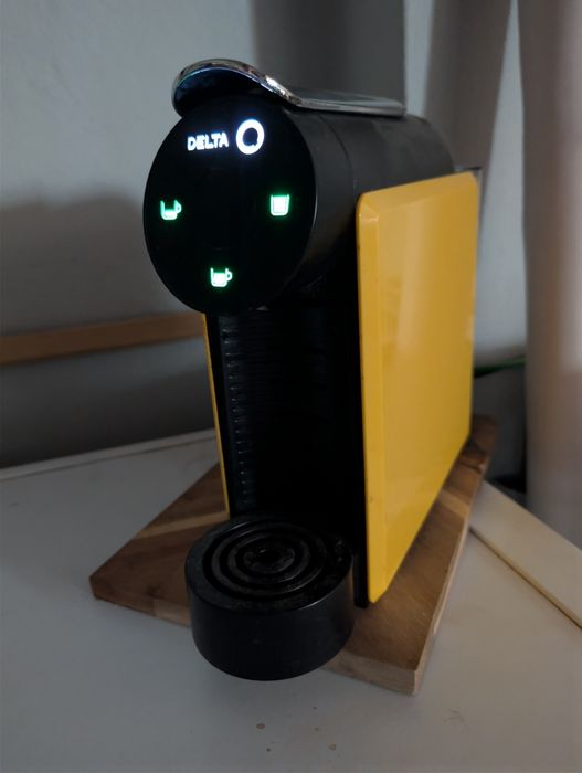 Máquina de café delta amarela