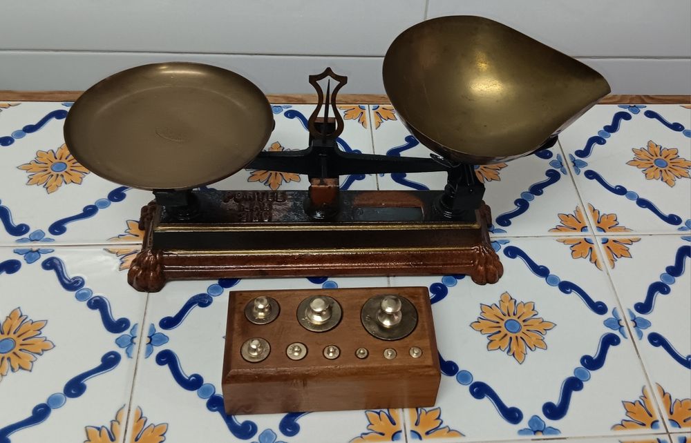 Balança Antiga de 2kg Muito Original com Cepo de Pesos