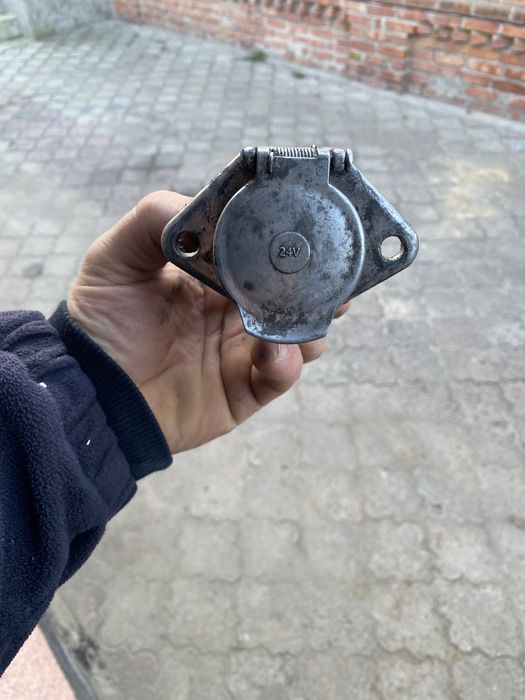 Одна частина розетки камаз