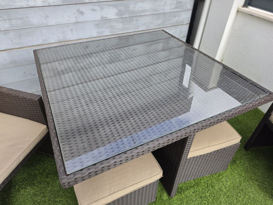 Mesa de jardim e poltronas