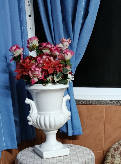 Jarrão branco com flores artificiais