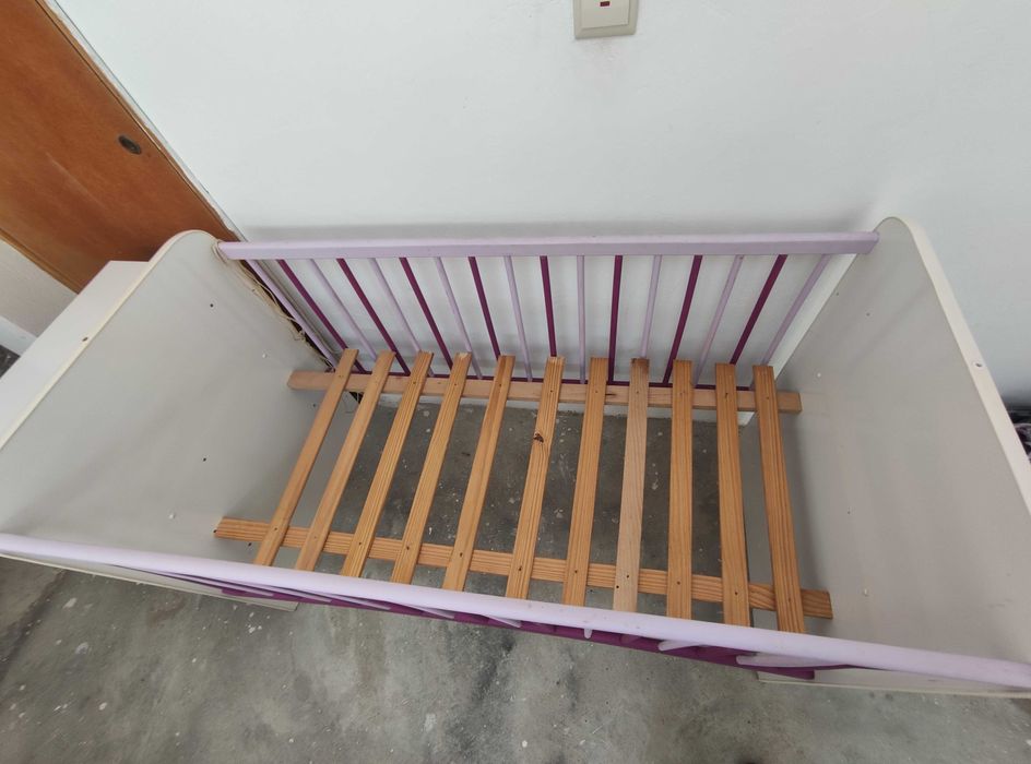 BAIXA DE PREÇO - Cama de bebé com móvel e muda-fraldas
