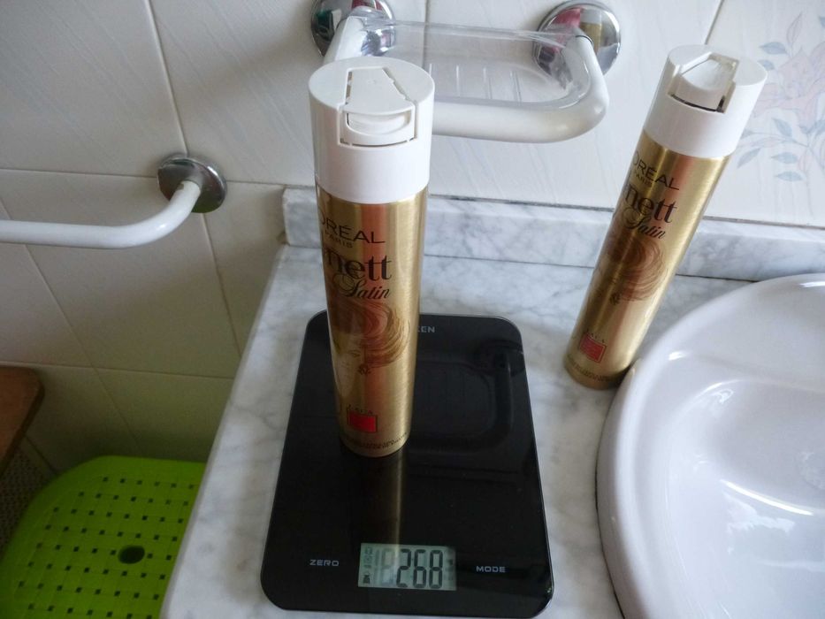 Laca para cabelo e pedra de afiar navalhas