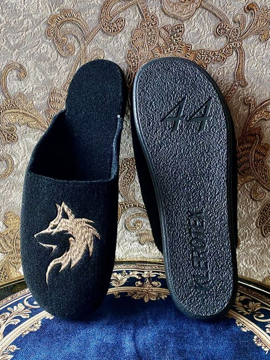 Мужские шерстяные домашние тапочки с вышивкой