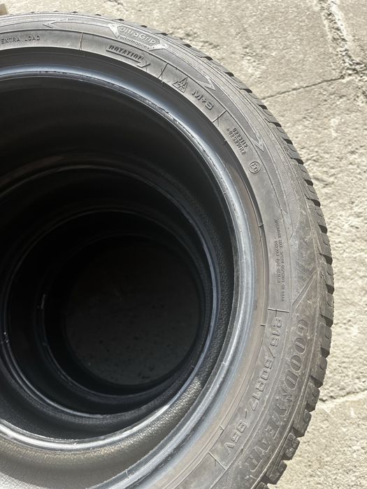 Практично новий комплект зимніх шин 215/50R17 Goodyear