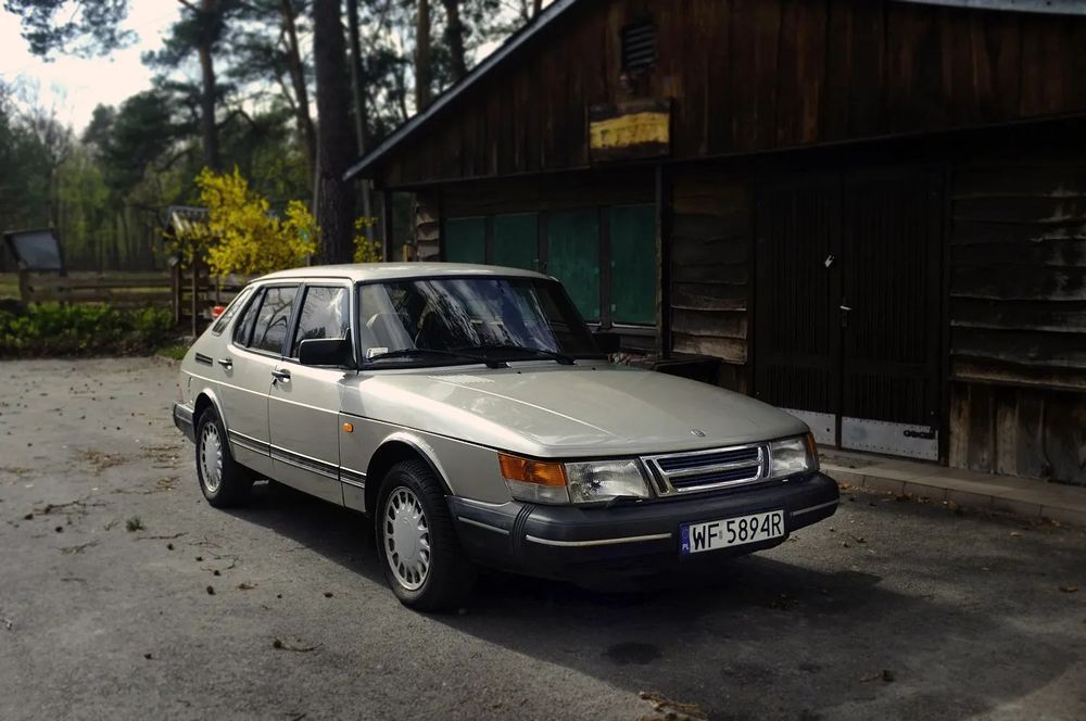 Saab 900 Saab 900i 2.0 Korokodyl - skórzana tapicerka, wnętrze w drewnie.