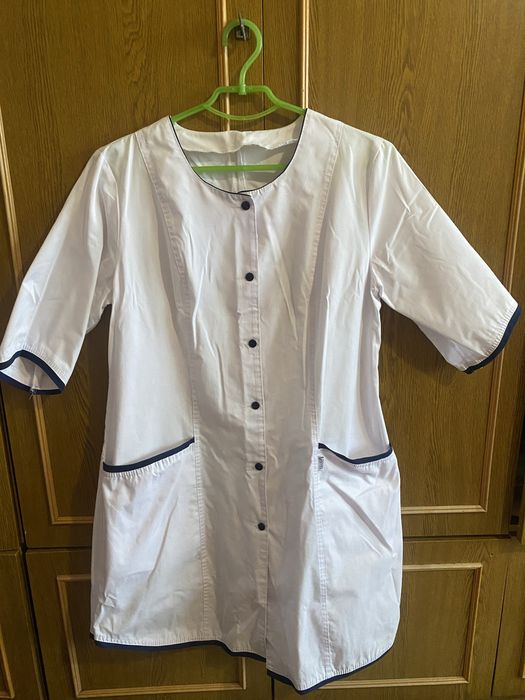 Медичний білий халат