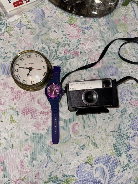 За все(ціна)Ретро речі годинник та фотоапарат Kodak Instamatic 133, вироблена у Великобританії.