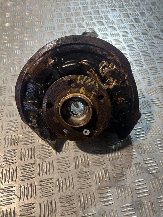 Zwrotnica lewy tył Mercedes GLA W156