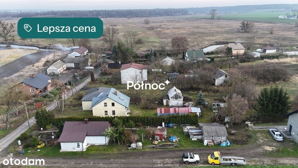 Dom przy spokojnej ulicy, nad rzeką.