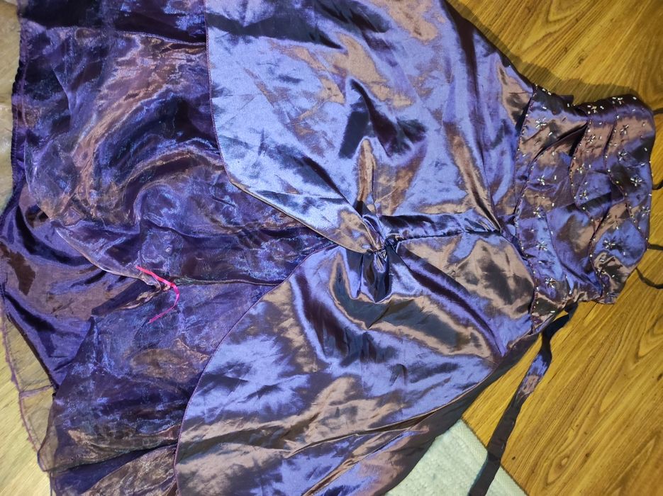 Suknią  z jedwabiu i tafty 38