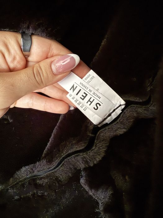 Casaco preto pele com pelo por dentro