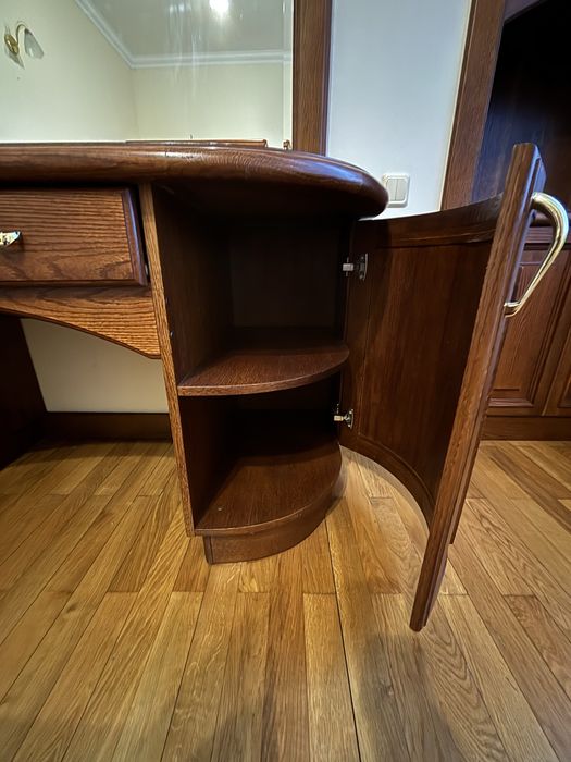 Туалетний столик з тумбами і дзеркалом