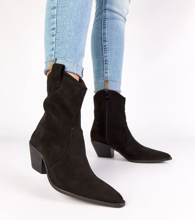 Czarne kowbojki na słupku Alka