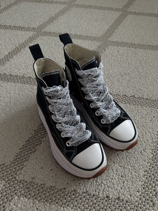 Кеди converse на платформі.