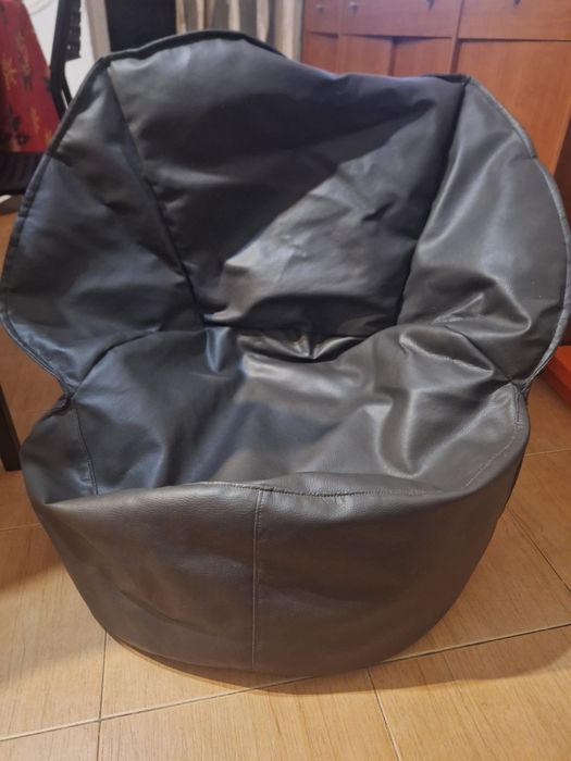 Puff preto muito confortável