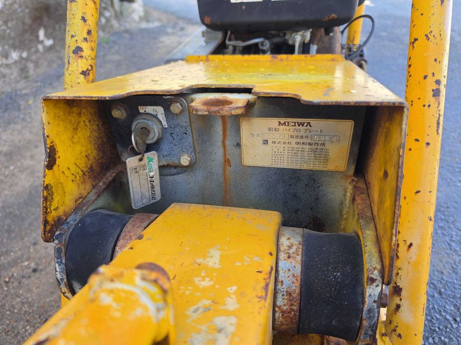 Placa Compactadora / Vibratória Meiwa RP300 - Motor a gásoleo Yanmar - Arranque elétrico