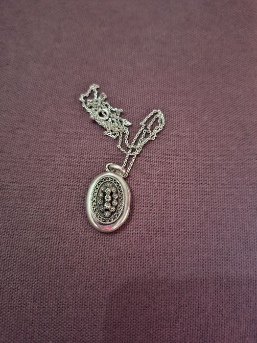 Colar com medalhão antigo