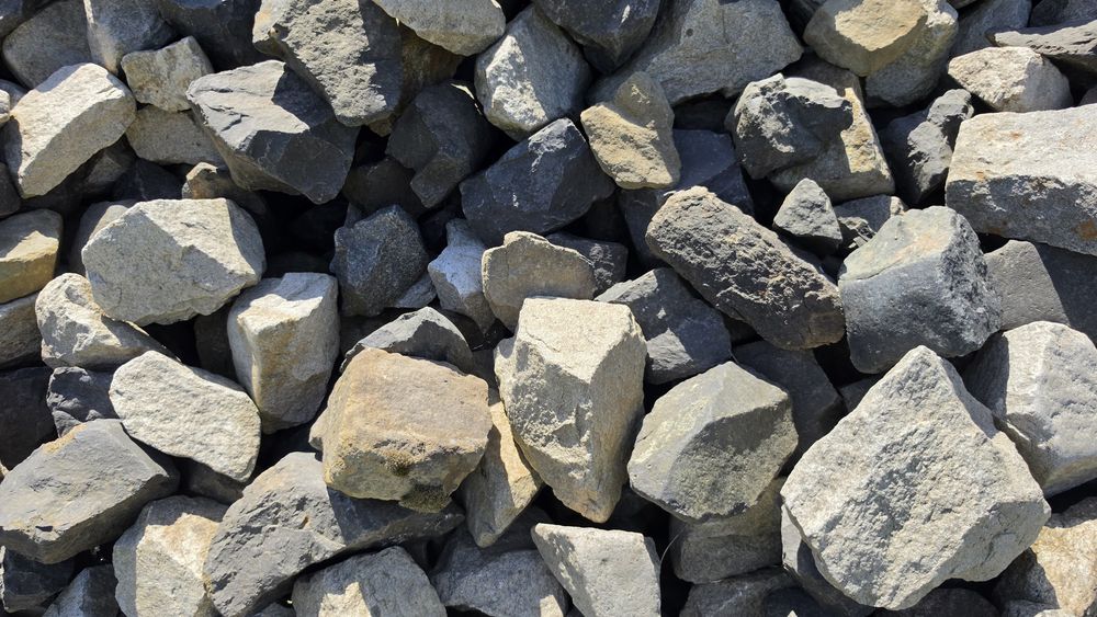 Głazy narzutowe, kamienie ozdobne do ogrodu, granit, bazalt